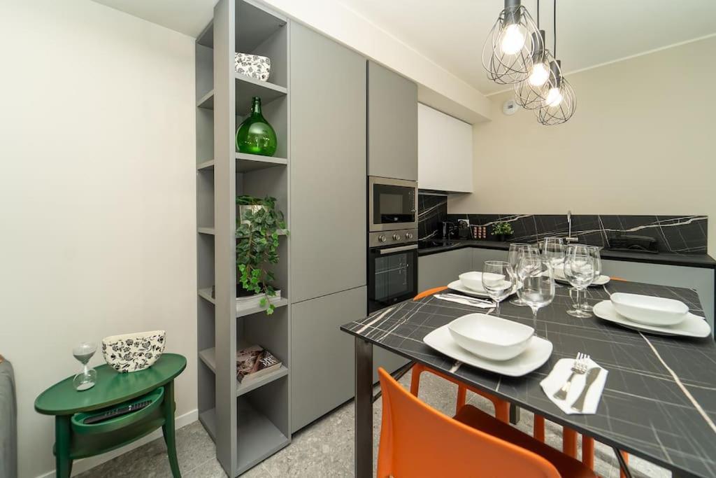 Apt 2 Min From The Cathedral With Private Parking Como Exteriör bild
